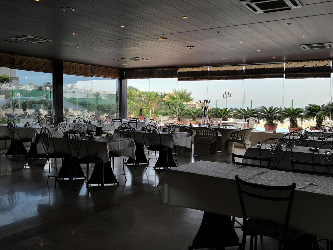 Holiday Suites Hotel & Beach Resort 주니에 외부 사진